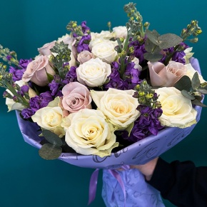 Букет "Фиолетовый мусс" из роз и ароматных маттиол в Солнечногорске