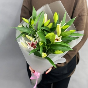 Монобукет из 3 бело-розовых лилий в Солнечногорске