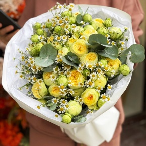 Букет "Иветта" из лимонных пионовидных кустовых роз и ромашек в Солнечногорске