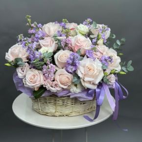 Композиция в корзине из французских роз и ароматных маттиол в Солнечногорске