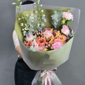 Букет "Таинственное очарование" из мазровых роз Риджентс парк, гиперикума, альстромерий, эустом и дельфиниума в Солнечногорске