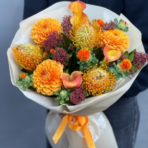 Букет "Пейзажи Левитана" из калл, лейко, георгин, скиммии и занзибара в Солнечногорске