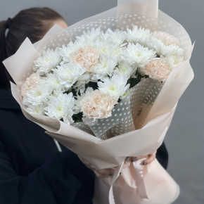 Букет из хризантем и диантусов пудра в Солнечногорске