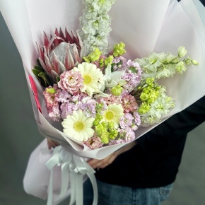 Букет "Минор" из протеи, ароматных маттиол, эустом, гербер и дельфиниума в Солнечногорске
