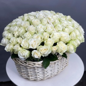 101 белая роза в корзине (40 см) в Солнечногорске