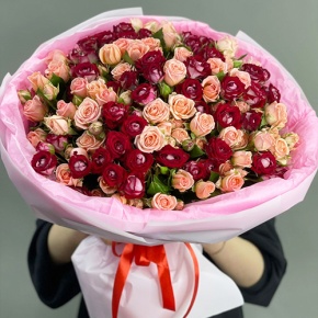 Букет "Рубиновый гранит" из 35 кустовых роз микс (50 см) в Солнечногорске