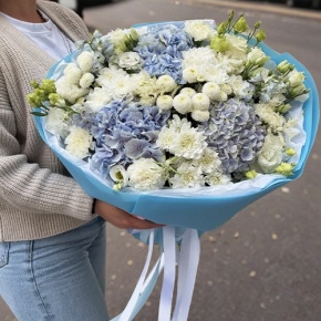 Букет "Голубые облака" из хризантемы, диантусов, Голландской гортензии, дельфиниума и эустомы в Солнечногорске