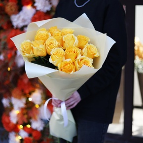 Букет "Еллоу" из 15 ярких роз (70 см) в Солнечногорске