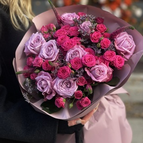 Букет "Малиновый вечер" из кустовых малиновых роз, вероники, лимониума и роз Меритим в Солнечногорске