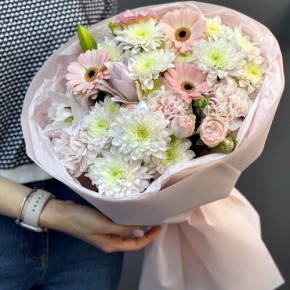 Букет "Дружба" из хризантемы, пионовидной лилии, гербер, диантусов и кустовых роз в Солнечногорске