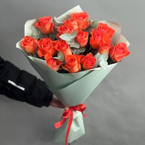 Букет из 15 морковных роз с эвкалиптом (50 см) в Солнечногорске