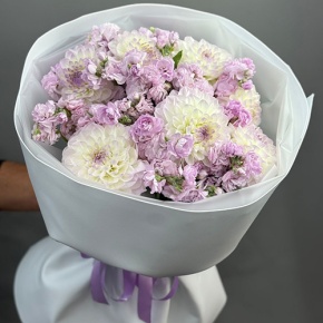 Букет "Чарующий" из георгин и ароматных маттиол в Солнечногорске