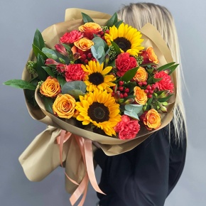Букет "Ричи" из подсолнухов, альстромерий, гиперикума, роз, скиммии и диантусов в Солнечногорске