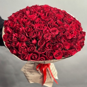 Букет 101 красная роза Кения в крафте (50 см) в Солнечногорске
