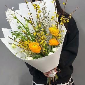 Весенний букет с желтыми ранункулюсами и цветущими ветками форзиции в Солнечногорске