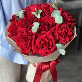 Букет "Красная пантера" из 13 роз Эквадор и эвкалипта в Солнечногорске