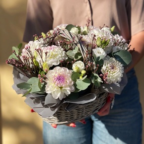 Композиция в корзине "Сюзи" из георгин, эустом и капса в Солнечногорске