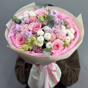 Букет "Влюбленный" из хризантем Ньютон, ароматных маттиол, эустом и пионовидных роз в Солнечногорске