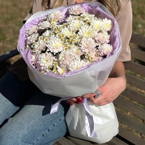 Букет "Нежный взгляд" из кустовых хризантем и ромашек в Солнечногорске