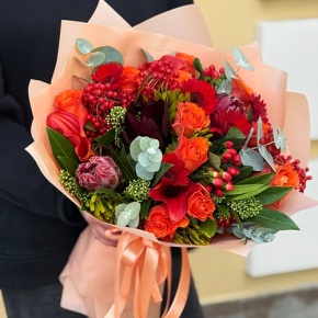 Букет "Красный закат" из калл, роз, калины, скиммии, гиперикума, сафари, гербер и капса в Солнечногорске