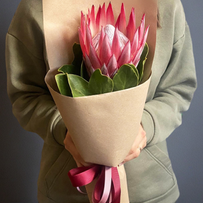 Букет из протеи в крафте в Солнечногорске