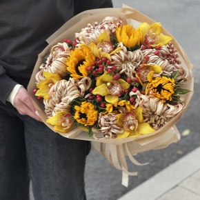 Букет "Биркин" из подсолнухов, орхидей, гиперикума, хризантем Виена в Солнечногорске