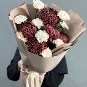 Букет из хризантем Бигоуди и диантусов в Солнечногорске