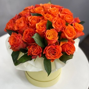 Композиция в шляпной коробке из 25 роз огненных роз в Солнечногорске