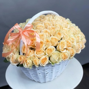 Композиция в корзине из 101 розы Аваланж (50 см) в Солнечногорске
