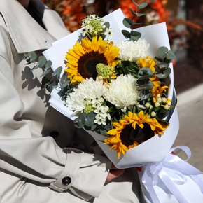 Букет "Солнечный цветочек" из подсолнуха, гиперикума, хризантем и орнитагалума в Солнечногорске
