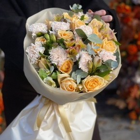Букет "Пломбирный" из роз Аваланж, диантусов, альстромерий и эвкалипта в Солнечногорске