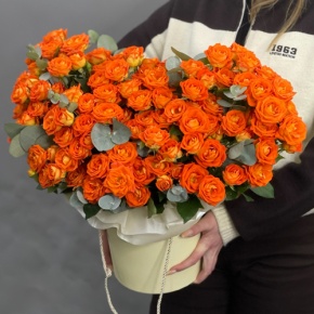 Композиция в шляпной коробке "Закат" из кустовых роз и эвкалипта в Солнечногорске