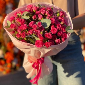 Букет из 15 кустовых малиновых роз и эвкалипта (40 см) в Солнечногорске