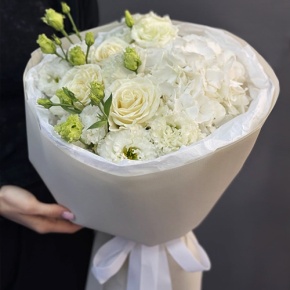 Букет "Нега" из Голландской гортензии, роз и эустом в Солнечногорске