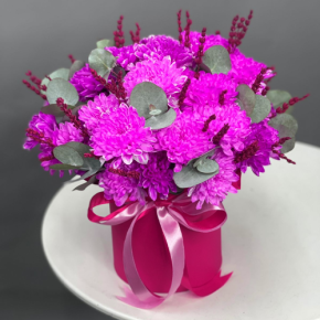 Композиция в шляпной коробке "Магия розового" из хризантем и лаванды в Солнечногорске