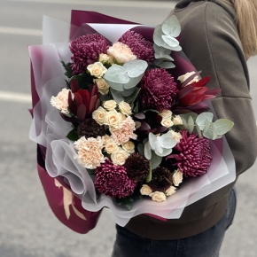Букет "В каждом мгновении" из хризантем Бигоуди, кустовых роз, сафари, гербер Экзотик и диантусов в Солнечногорске