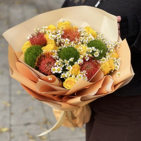 Букет "Зельда" из диантусов Lux, лимонных роз, лейко и ромашек в Солнечногорске
