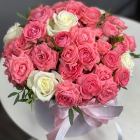 Композиция в шляпной коробке из белых и кустовых коралловых роз в Солнечногорске