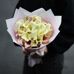 Букет из 25 калл нежный микс в Солнечногорске