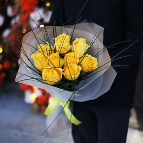 Букет "Еллоу" из 9 ярких роз с берграссом (70 см) в Солнечногорске