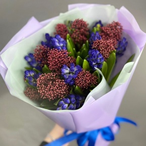 Букет "Твой яркий день" из гиацинтов и скиммии в Солнечногорске