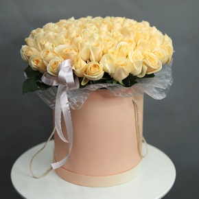 Композиция в шляпной коробке из 101 кремовой розы в Солнечногорске