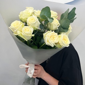 Букет белых роз с эвкалиптом (70 см) в Солнечногорске