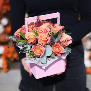 Композиция в ящике из роз Мисс Пигги и капса в Солнечногорске