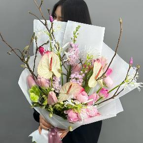 Авторский букет с антуриумами, ранункулюсами и цветущими ветками магнолии в Солнечногорске