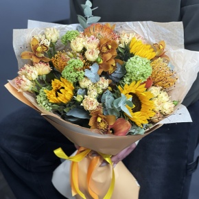 Букет "Сочиняй мечты" из подсолнухов, лейко, вибирнума, орхидей, калл, кустовых роз и талинума в Солнечногорске