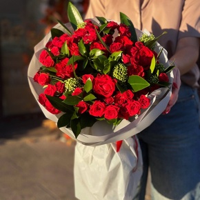 Букет "Всё возможно" из кустовых роз, скиммии, роз Эль Торо и рускуса в Солнечногорске