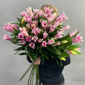 Букет из 17 розовых лилий в Солнечногорске