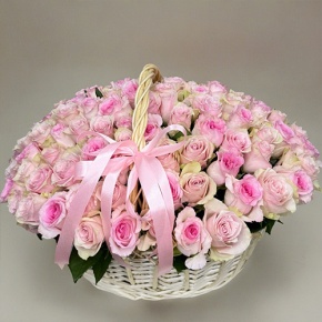 Композиция в корзине из 101 кенийской розы нежный микс (40 см) в Солнечногорске
