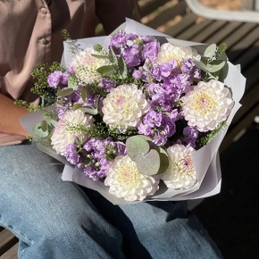 Букет "Совершенство" из георгин и ароматных маттиол в Солнечногорске